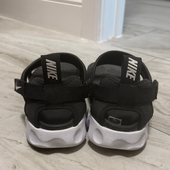 Nike Black and White Sandals - Picture 4 of 5